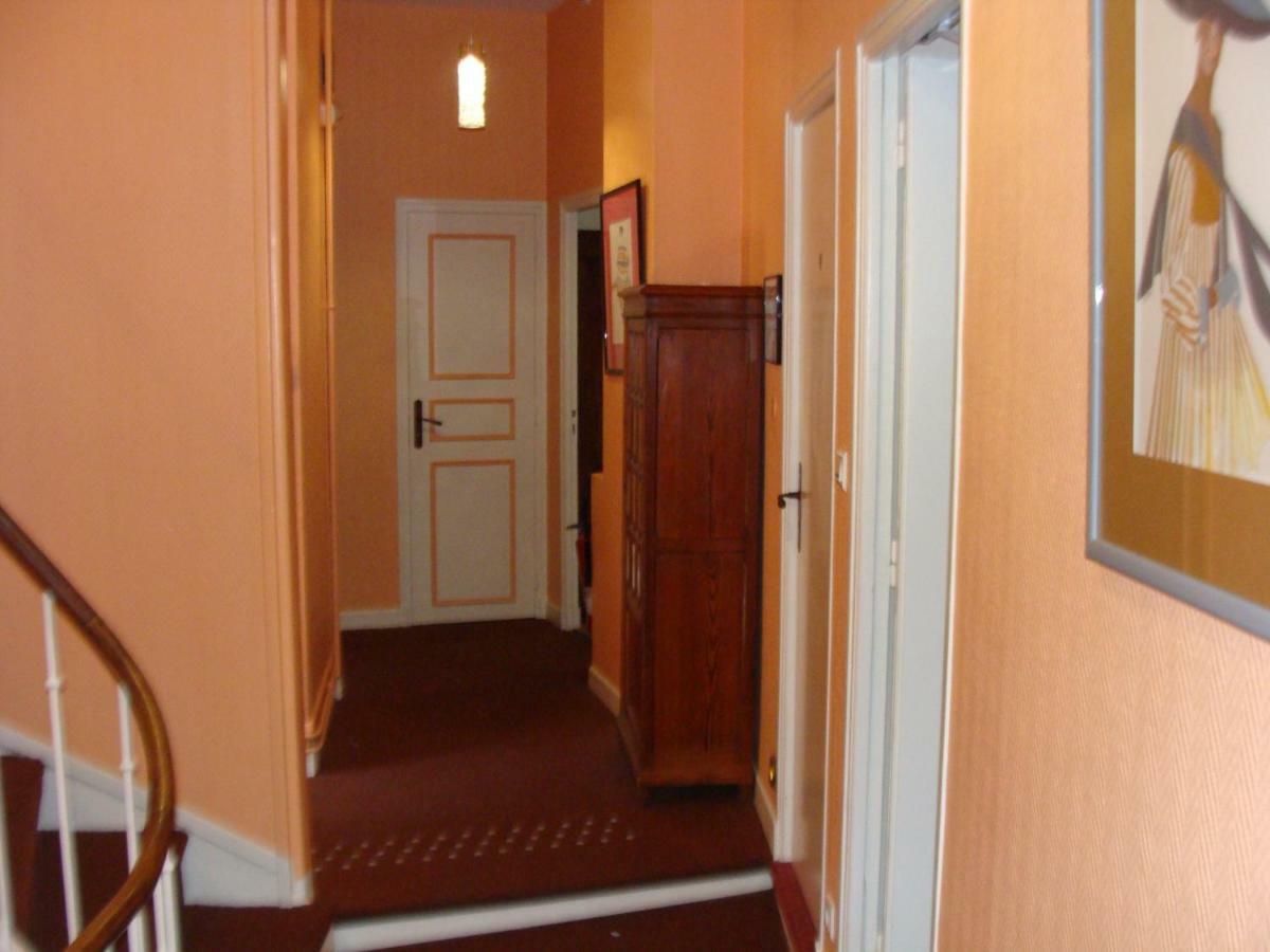 Готель Logis La Gamade Donzenac Екстер'єр фото